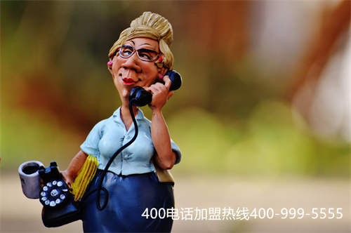 一个娃娃正在打电话
